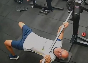 Homem morre em academia após barra cair sobre ele durante movimento conhecido como 