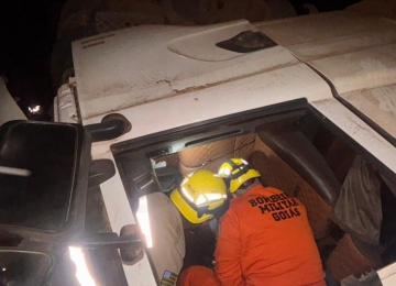 Carreta com soja tomba na GO-309 e deixa motorista preso