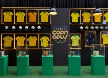 Exposição traz itens históricos do futebol e espaço para troca de figurinhas da Copa