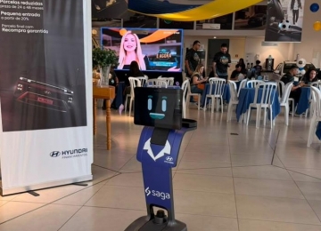 Robô com IA começa a recepcionar clientes em concessionária de Goiânia