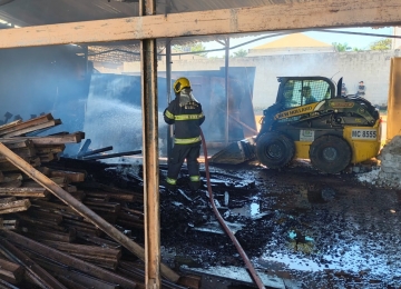 Incêndio em depósito mobiliza bombeiros e chama atenção em Goiânia
