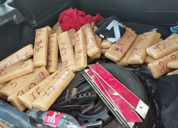 PRF apreende 52 kg de maconha escondidos em carro em Uruaçu