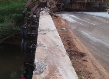 Caminhão tomba sobre ponte e deixa homem ferido em Jataí