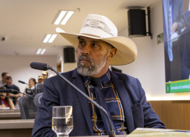 Alego analisa pedido para suspender ação penal contra Amauri Ribeiro; oposição reage