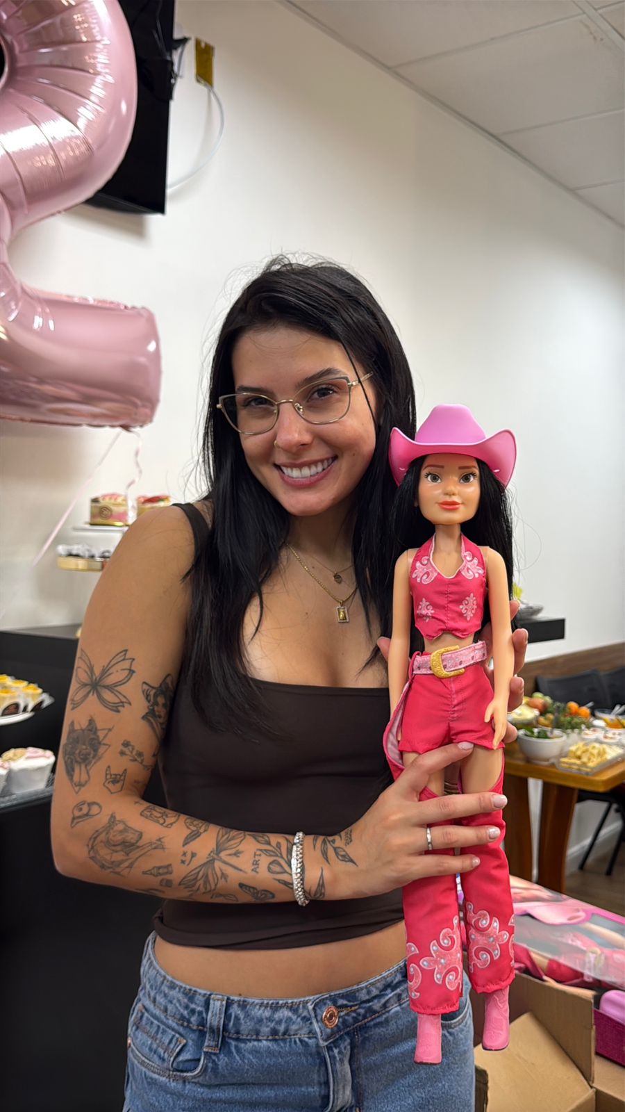 Ana Castela ganha versão em boneca com figurino completo e tatuagens adesivas