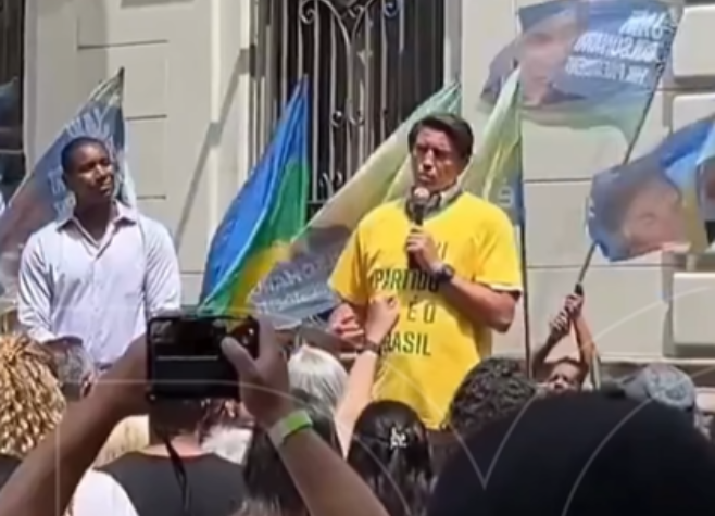 Ator americano surge caracterizado como Bolsonaro em gravações de filme; imagens vazam nas redes