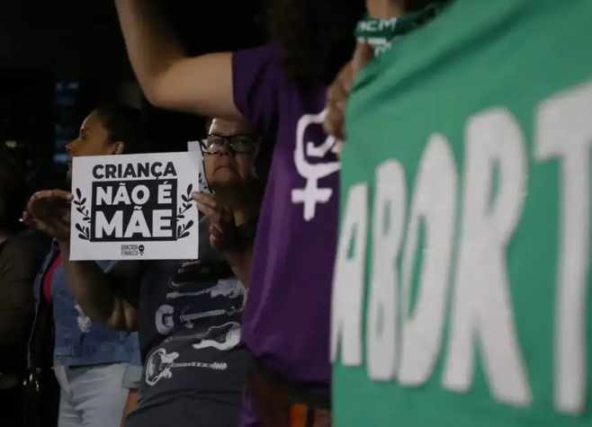 Câmara de Goiânia aprova projeto que proíbe e multa em até R$ 5 mil quem usar cartazes favoráveis ao aborto
