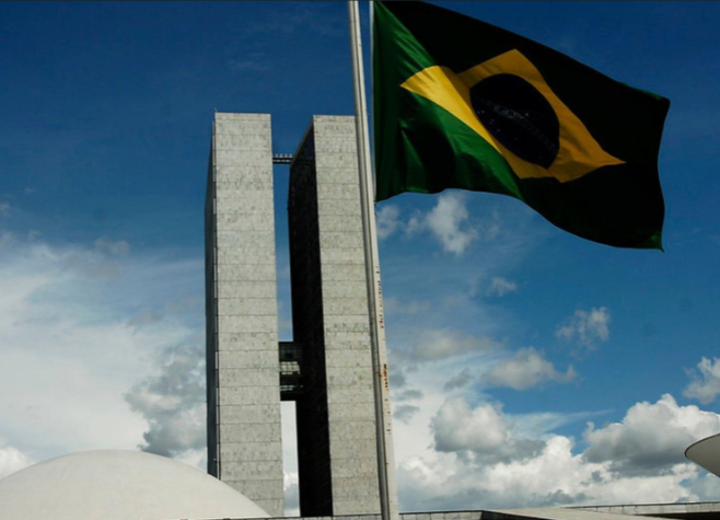 Proposta de Flávio Bolsonaro para acabar com reeleição e ampliar mandato gera debate jurídico