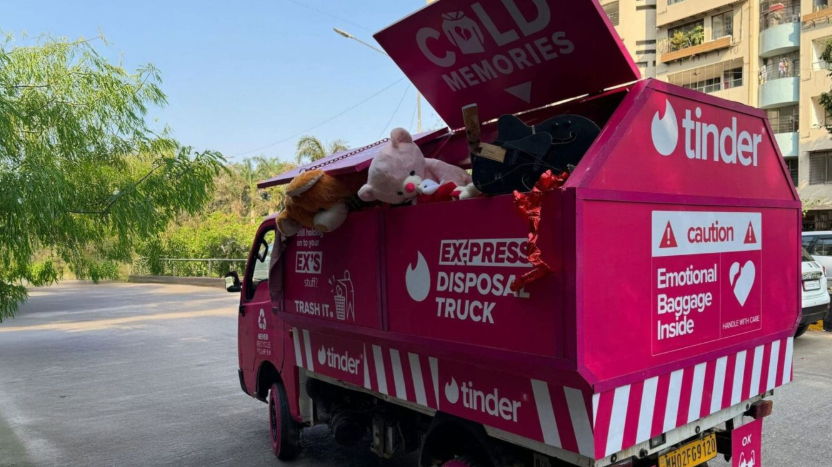 Tinder aposta em desapego emocional com caminhão de lixo para ex-relacionamentos 