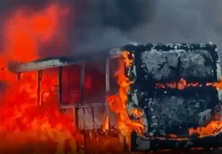  Incêndio destrói ônibus do transporte coletivo em Goiânia e mobiliza bombeiros 