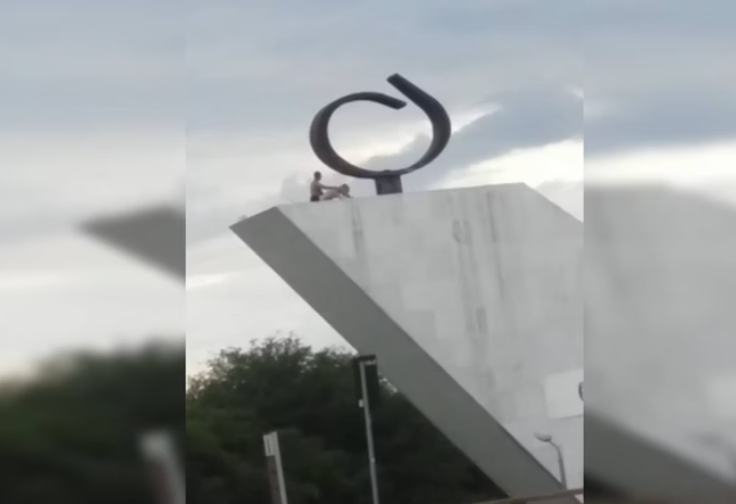 Sem medo das câmeras, casal faz sexo no alto do Panteão da Pátria, em Brasília 