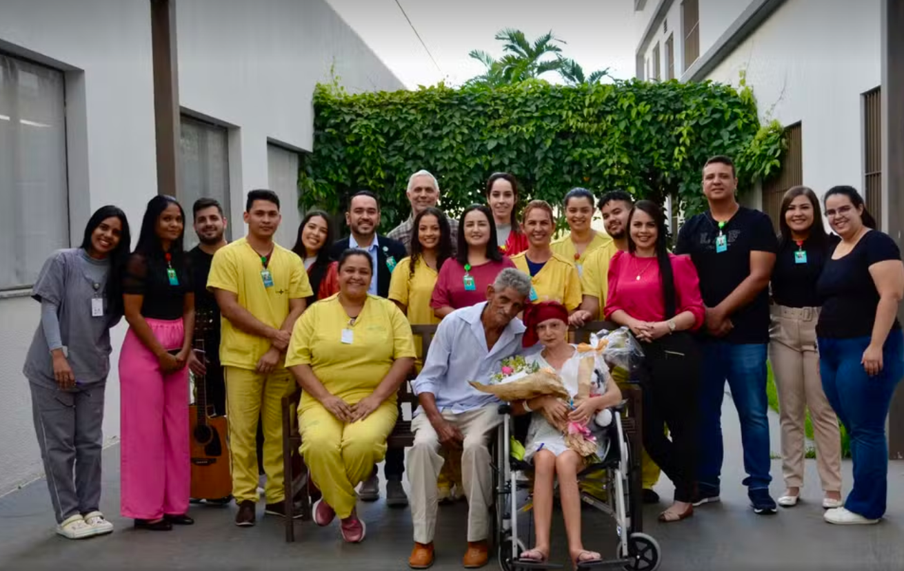 Paciente com câncer é pedida em casamento durante internação no HCN, em Uruaçu 