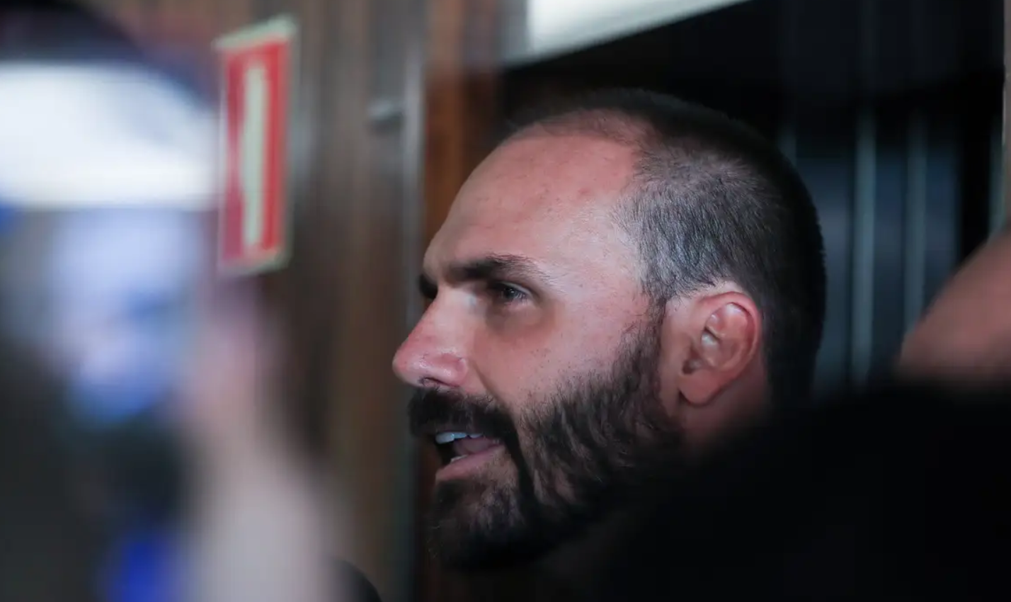 PT pede suspensão do mandato e bloqueio dos vencimentos de Eduardo Bolsonaro após fim de licença 