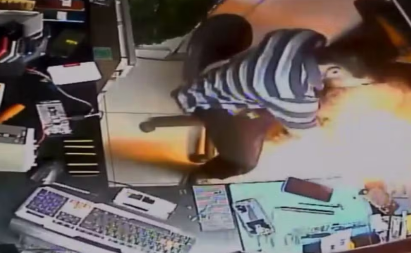 Técnico em Goiás vive susto após bateria de celular explodir duas vezes em loja 
