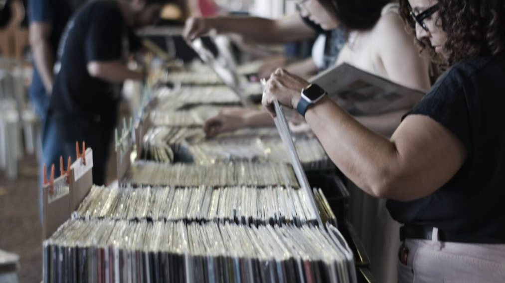 Feira de vinil gratuita agita Goiânia neste sábado com discos raros, nacionais e importados 