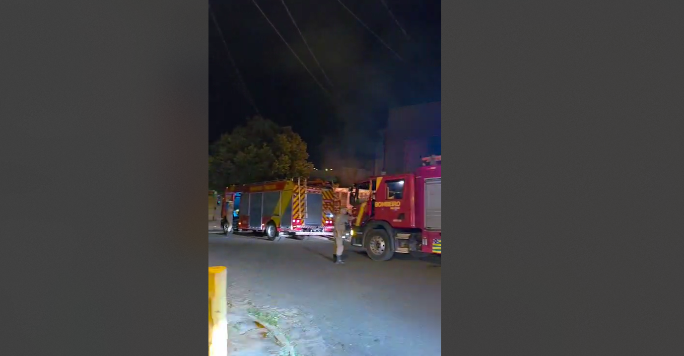Bombeiros combatem incêndio em residência que deixou uma vítima fatal em Rio Verde 