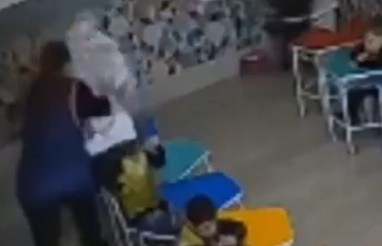 Professora é demitida após agredir aluno de 4 anos com livros