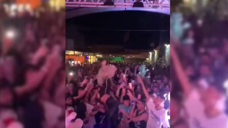 Pabllo Vittar cai do palco durante show em Goiânia, mas se recupera rapidamente