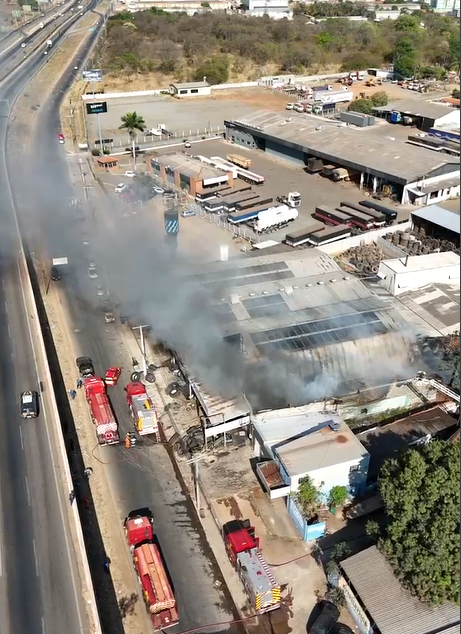 Bombeiros combatem incêndio em loja de pneus em Goiânia 