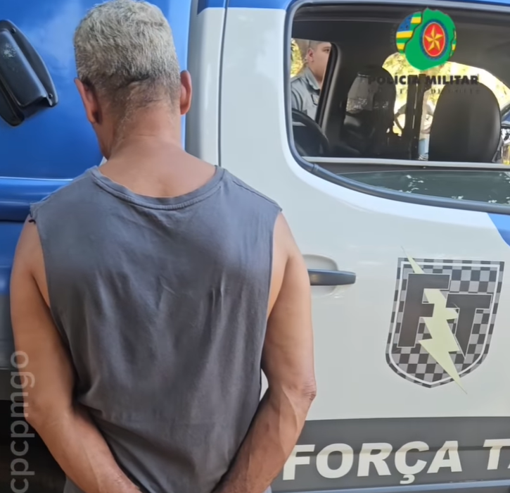 Homem de 66 anos é preso após agredir travesti em Goiânia