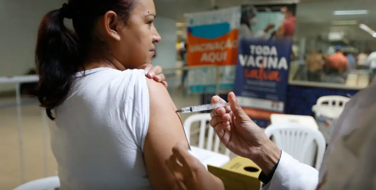 Vacina da covid também protege contra complicações cardíacas da doença