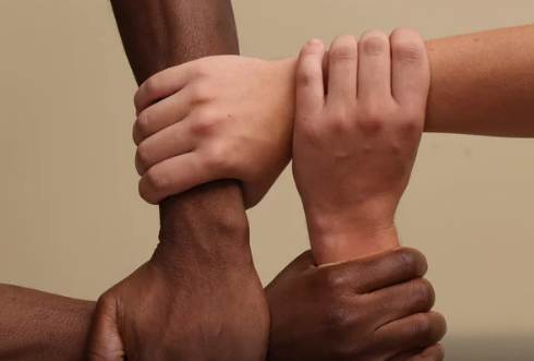 Lei que amplia cotas raciais em concursos temporários e estágios é aprovada em Goiás