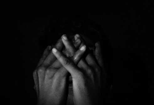 Estudo alerta: adolescente sofre autolesão a cada 10 minutos no Brasil