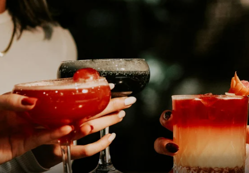 Casos de intoxicação por metanol em São Paulo acendem alerta sobre bebidas adulteradas