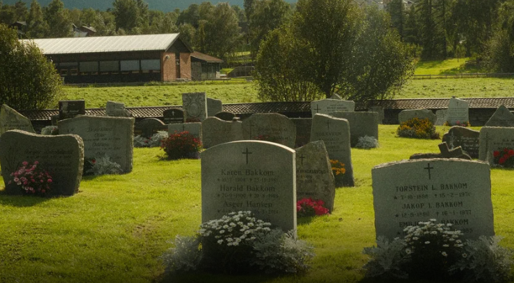 Idoso é multado após fingir ser fantasma em cemitério na Inglaterra