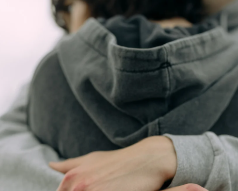 Abraçar faz bem ao coração e à mente, apontam estudos sobre os efeitos do contato físico