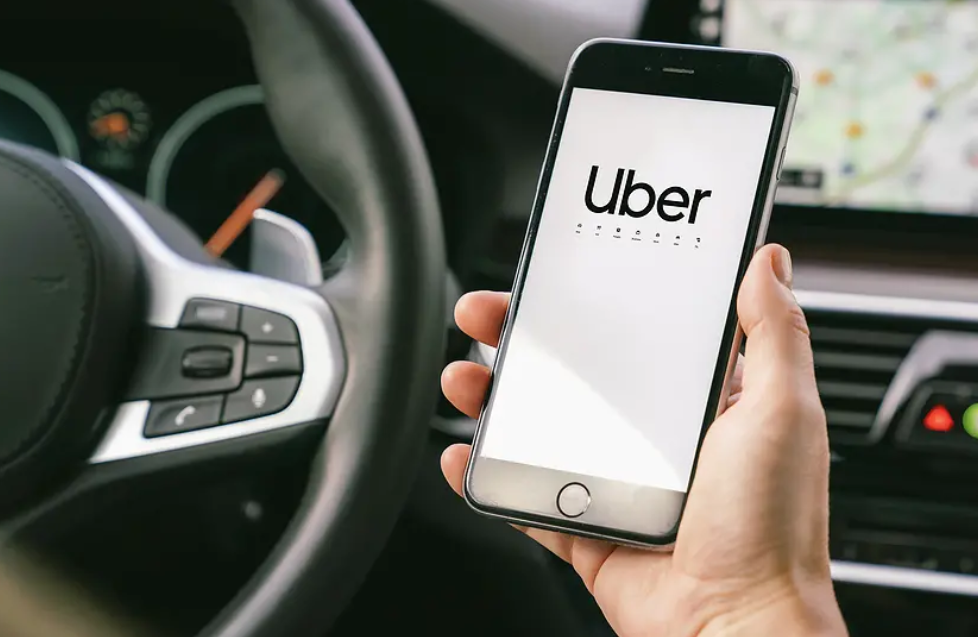 Uber anuncia mudanças em critérios de veículos para categorias Black e Comfort a partir de 2026