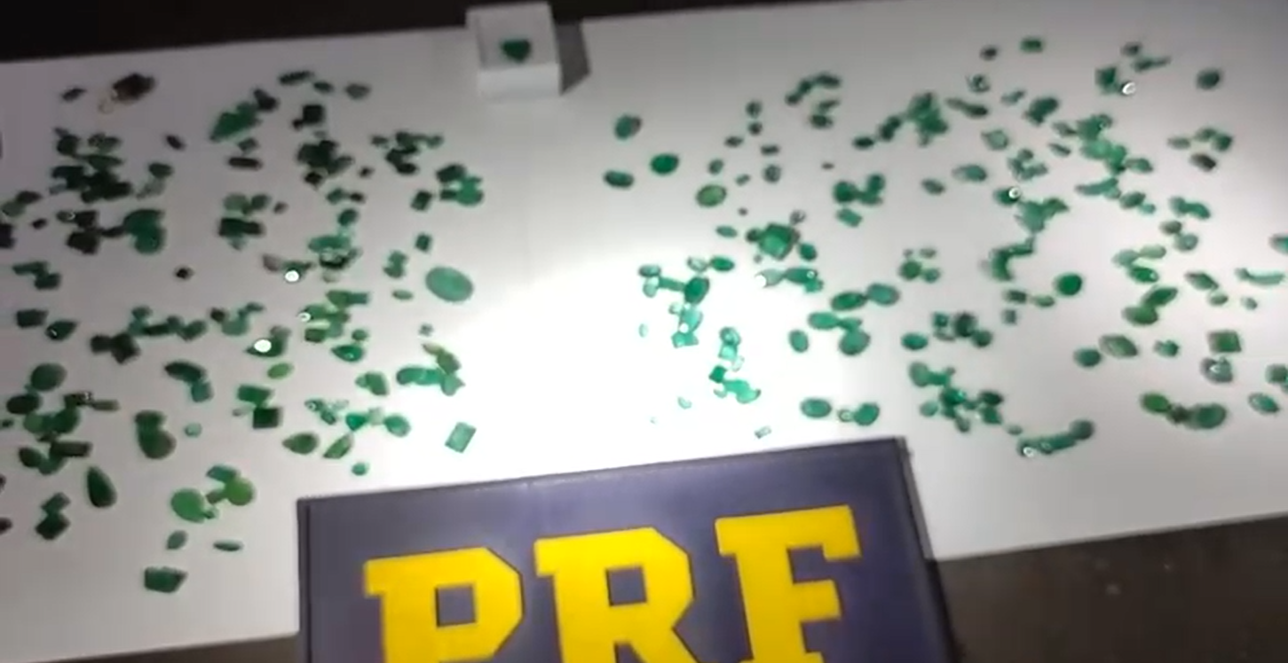 PRF apreende pedras preciosas sem origem comprovada na BR-153, em Jaraguá 