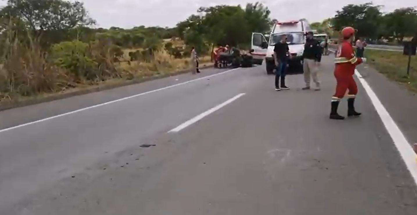 Colisão entre carro e ambulância deixa três mortos e três feridos na BR-153