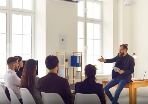 No Japão, pessoas são pagas para elogiá-lo em público e reforçar imagem profissional