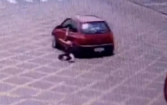 Mulher é arrastada por ex-namorado ao tentar recuperar carro em avenida de Anápolis