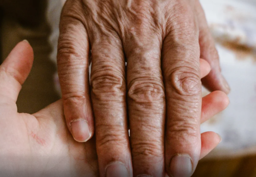 Comer sozinho pode prejudicar a saúde de idosos, aponta estudo 