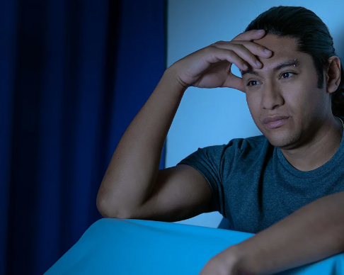 Cientistas explicam por que o cérebro se torna mais vulnerável e impulsivo após a meia-noite