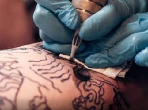 Estudo revela que tinta de tatuagem pode afetar o sistema imunológico