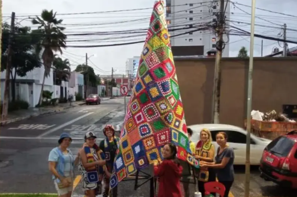 Árvore de Natal feita de crochê reúne trabalho de 140 voluntários em Anápolis