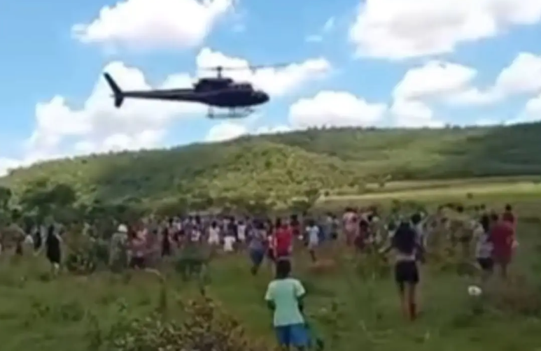 Frigorífico usa helicóptero para jogar carne para moradores em Goiás