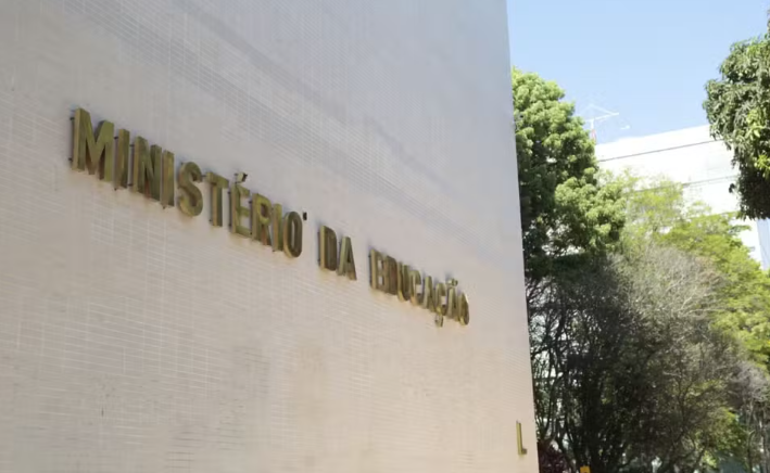 Cursos de medicina em Goiás recebem notas baixas no Enamed e podem sofrer punições do MEC