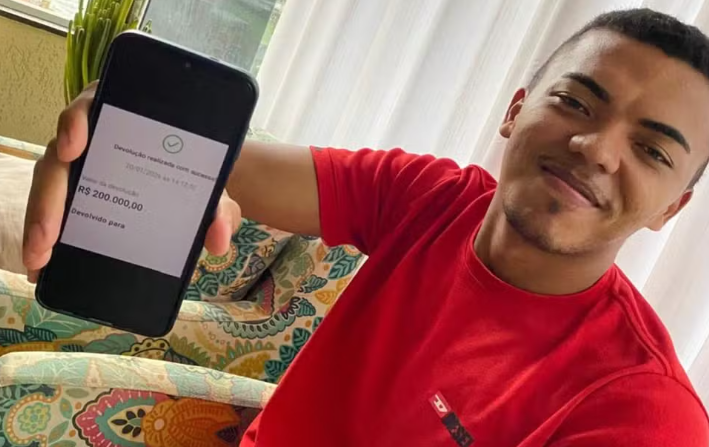 Estudante que devolveu PIX de R$ 200 mil consegue emprego após repercussão do caso
