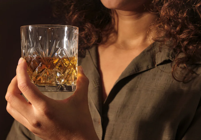 Jovens reduzem consumo de álcool, mas especialistas alertam para troca por outras substâncias