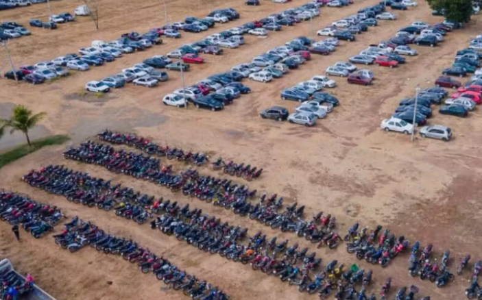 Detran-GO anuncia leilão com 2,8 mil veículos entre carros, motos e sucatas
