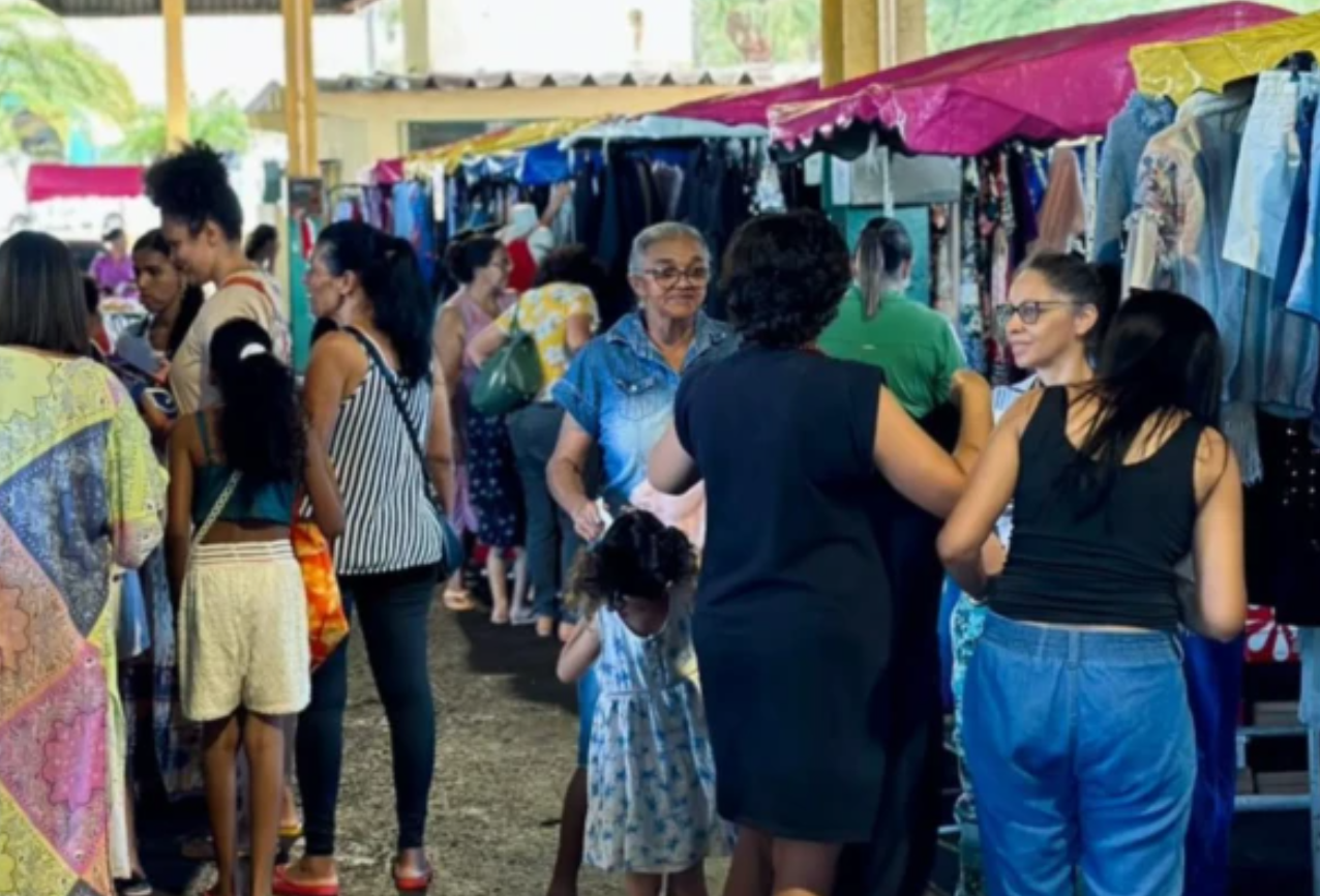 Feira Cabide Rosa reúne 40 brechós e adoção de pets