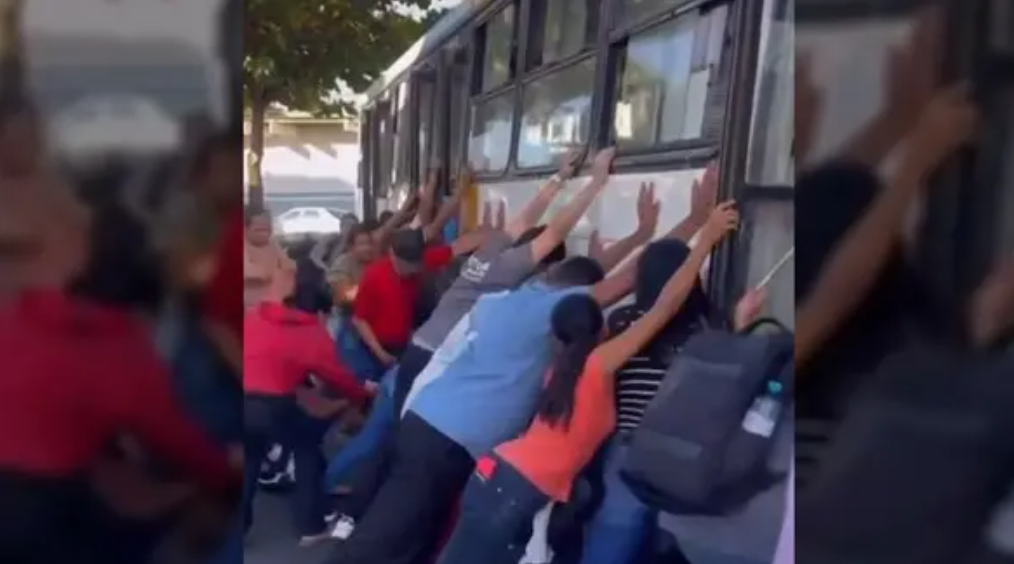 Motociclista fica sob ônibus e é salvo por populares em GO