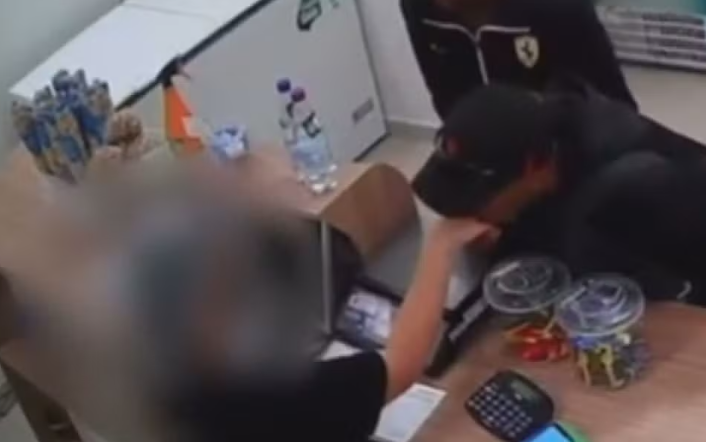 Assaltante rouba sorveteria e beija funcionária durante crime em Cidade Ocidental