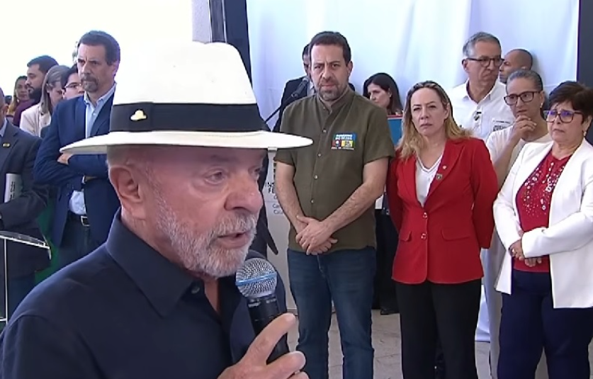 Lula chama Flávio Bolsonaro de imbecil e traidor da pátria