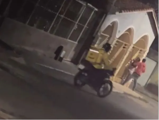 Entregador e jovem interrompem agressão e ajudam a conter homem em Aparecida de Goiânia