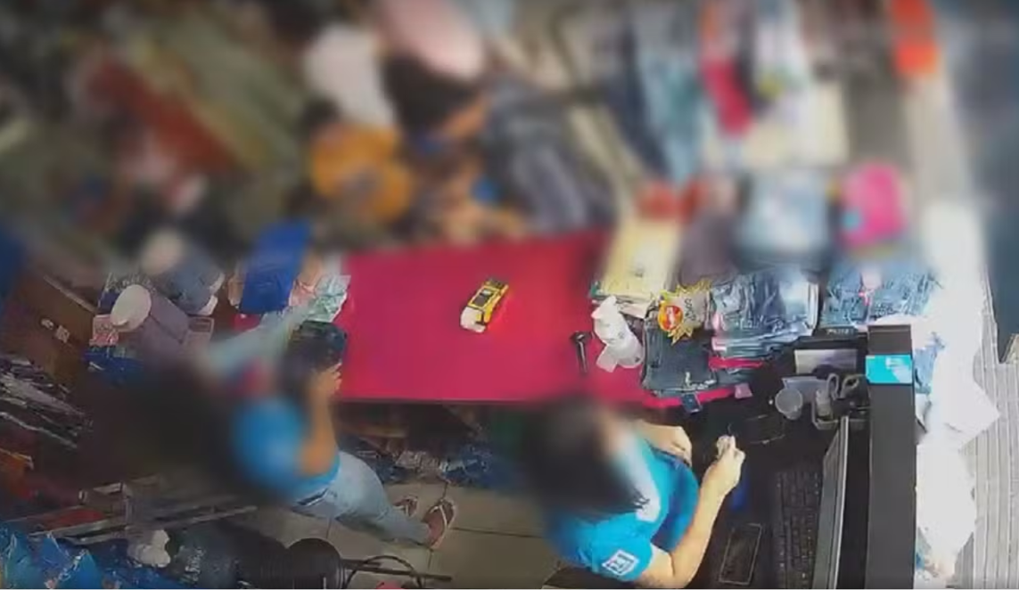 Câmera registra vendedora colocando dinheiro do caixa no bolso em loja de Goiânia